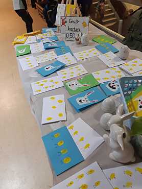 Gestaltete Grußkarten wurden an einigen Ständen verkauft.