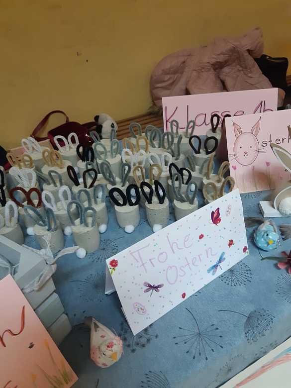 Betonhasen konnten erworben werden.