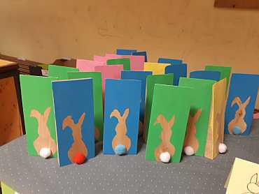 Angeboten wurden aus Holzkeilen gefertigte Hasenaufsteller.
