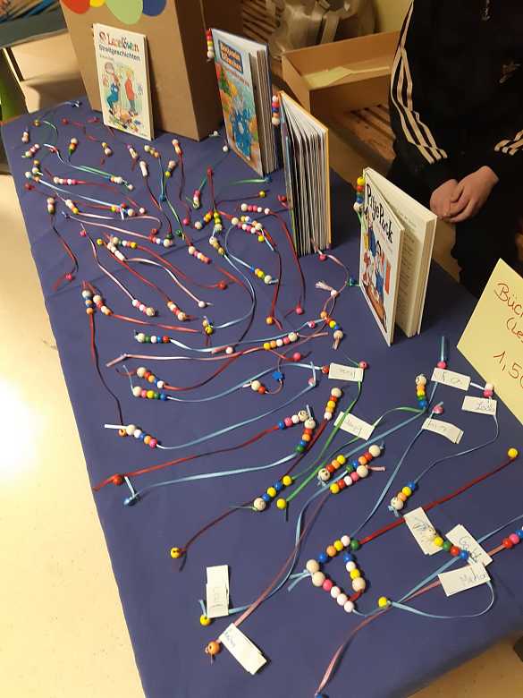Auch die Bücherwürmer (Lesezeichen) suchten neue Eigentümer.