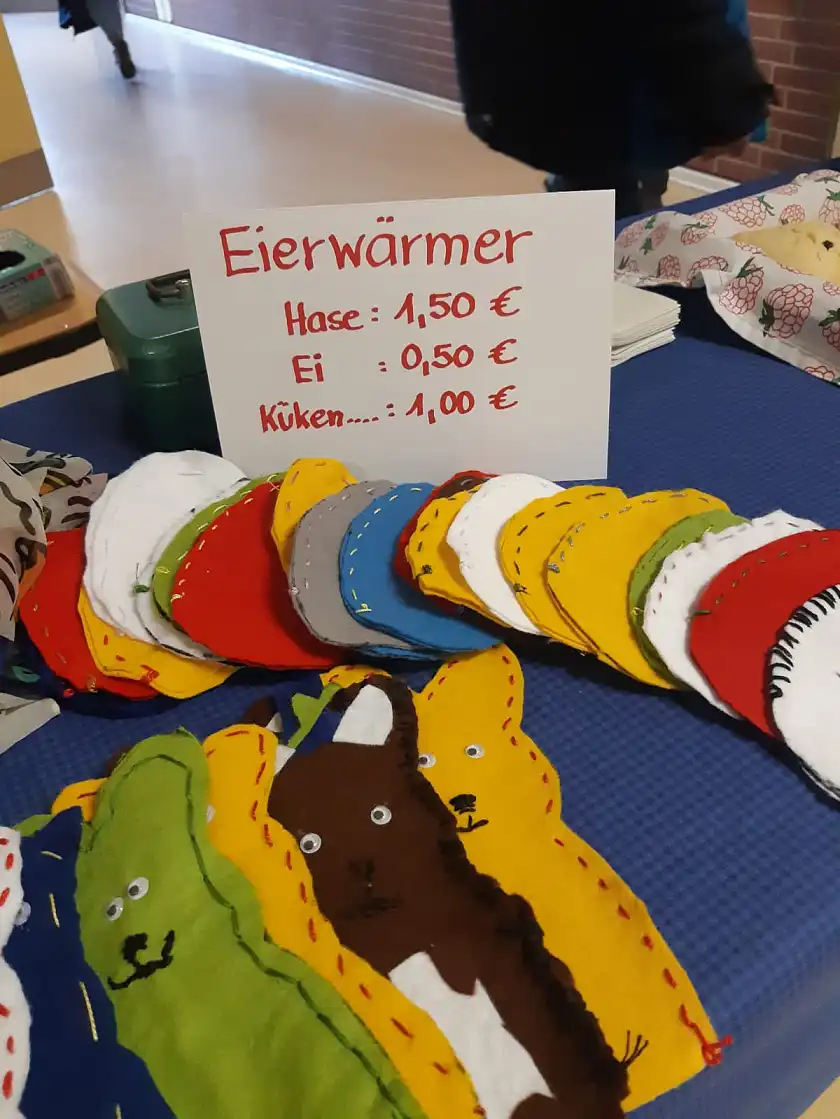 Im Textilunterricht entstanden diese angebotenen Filz-Eierwärmer.