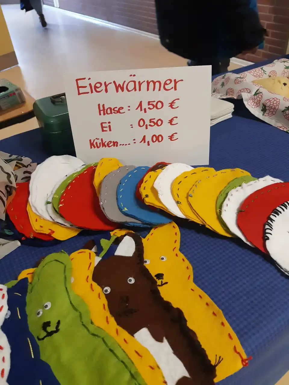 Im Textilunterricht entstanden diese angebotenen Filz-Eierw&auml;rmer.