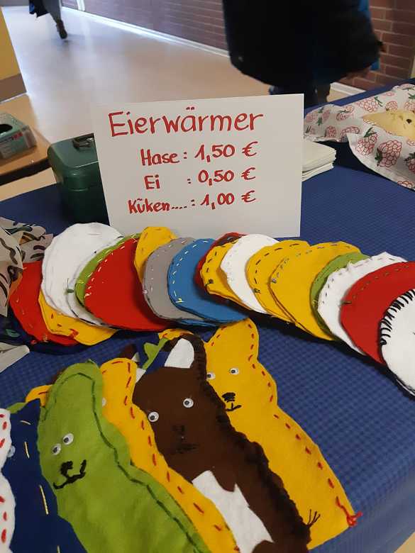 Im Textilunterricht entstanden diese angebotenen Filz-Eierwärmer.