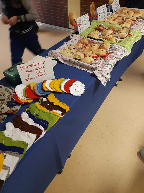 Sie teilten sich den Stand mit Hasenküchlein am Stiel.